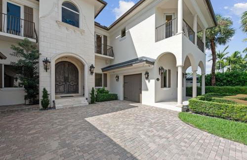 Near the Beach • Pool & Jacuzzi • Waterfront Villa - Foto 32