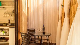 Casa d'Aroeira Residencial Boutique - Centro de Juqueí - Perto de Tudo - 2 quadras do Mar - Serviço de Praia - Roupa de Cama 600 fios algodão Egípcio - Tudo Novo - Estacionamento Interno - Cozinha - Consulte unidades com Ofurô Hidro e Cromoterapia - Foto 4