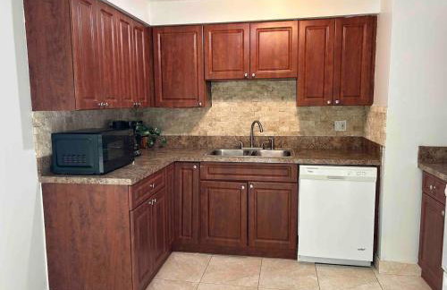 Master Bedroom w Pvt Bath in shared home - Foto 29