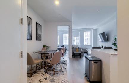 Stylish 3BR Luxury Retreat in the Heart of FiDi - Photo 6