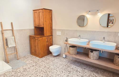 Renovated Tuscan Home overlooking Vineyards - Photo 28