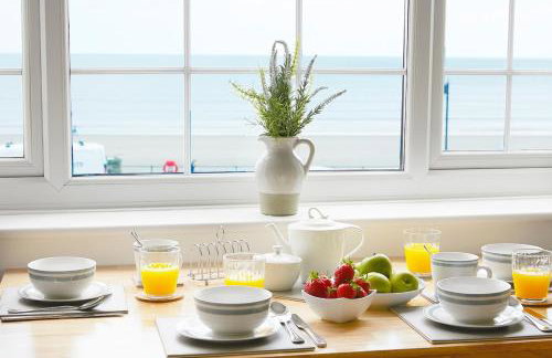 Delightful beachfront apartment - 2 bedrooms sleeps 4 - parking & stunning views - Foto 10