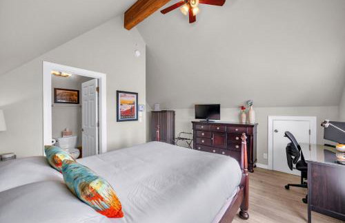 Sunkissed 3BR beach getaway - dog-friendly fenced yard, firepit, glimpse ocean views, near beach access, sleeps 8 - Foto 20