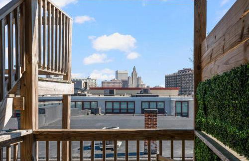 Jennifer's Chic 2nd Floor Apt Private Deck w Views - Photo 13