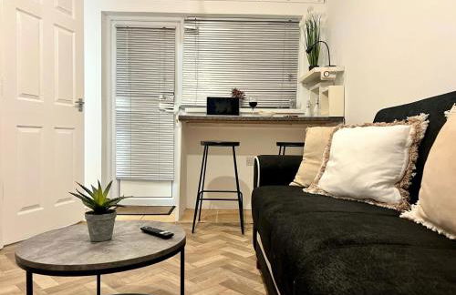 J&J stays 5 bedroom detached house in Peterborough with parking - Photo 31