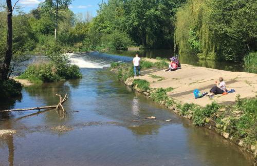 Beautiful stylish 2 bed apartment with free parking - Photo 30