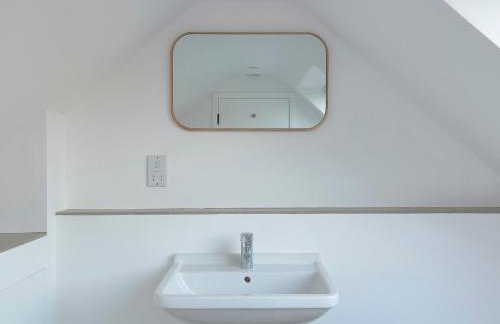 High Cogges Farm Holiday Cottages - The Cart Shed - Photo 17