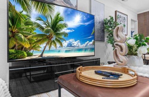 Entire Private Home with 4 Bedrooms 2 Bathrooms, Hot Tub, King Bed, 80 TV, Gated Yard, Ranch Style, Available Now - Foto 25