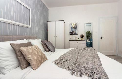 Spacious Apartment Center - Photo 27