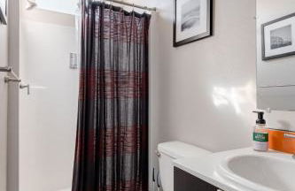 Stay Portland - Modern Portland Studio - Food Carts & Local Shops - Photo 6