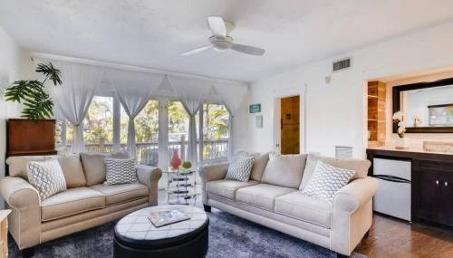 The Periwinkle House - Bask Poolside at this Sunlit West Palm Retreat - Foto 3