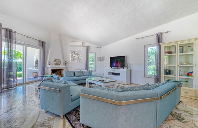 Golfinhos Magnificent Spacious 5 Bedroom Villa - Foto 9