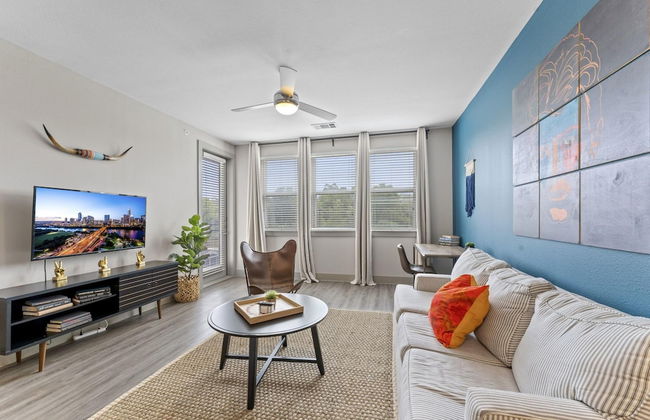 Serene 1BR King Suite Close to Downtown w Fast Wifi - Foto 16