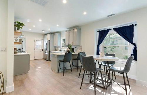 East Sac Getaway, Walking Distance to Hospitals - Photo 19