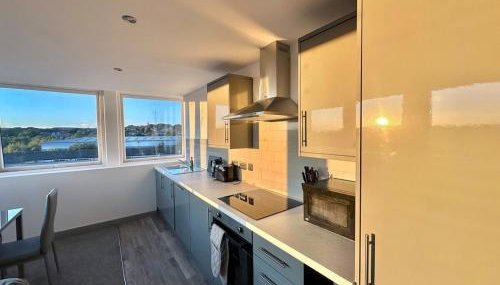 Two Bedroom Flat by Brookland Stays Serviced Accommodation Short Lets Leeds with Free WiFi - Foto 3, stove, dishwasher