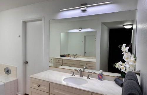 Venice Beach Lux Retreat Coastal Apartment Haven - Photo 12