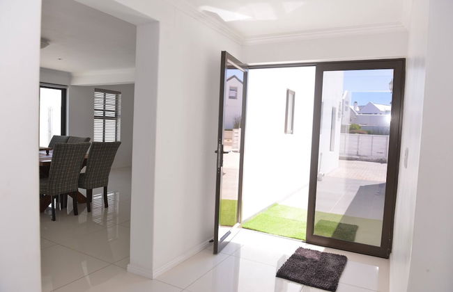 Pelican Cove is a Modern 4-bedroom Holiday Home in Langebaan With Some Sea Views - Foto 24