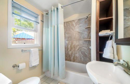 Family Lakefront Adventure House 3BR wFirepit & Scenic - Foto 54