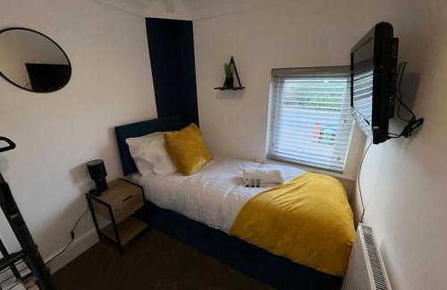 Large 4 Bed Home - Fast Wifi, Smart TV's & Free Parking - Near A66 - Foto 30