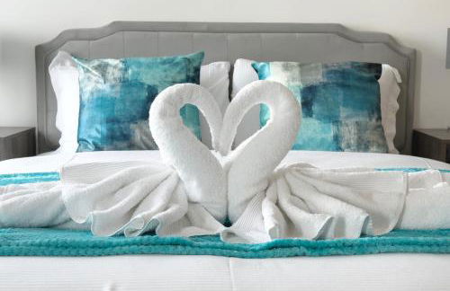 Modern Top-Floor 2-Bedroom, 2-Bathroom Apartment with Lift & a Private Balcony, Sleeps 6 - Foto 19