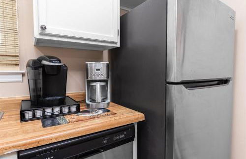 3-Bedroom Home with King Bed, Smart TVs & Fenced Yard - Foto 17