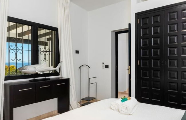 Relax in Luxury at This Stunning Seaside Villa - Photo 29