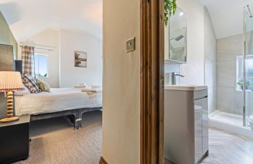 #111 New Farm with hot tub and Sauna - Sleeps 18 - Near Elmore Park - " Perfect for Contractors and Families - Parking space for 10 cars" - Foto 12