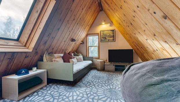 Sierra at Donner Lofted Cabin Minutes to Lake A-frame-inspired Design Deck - Foto 4, Habitación