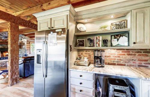 Large Log Cabin Chalet w/ Hot Tub - Horses & Lake! - Foto 51