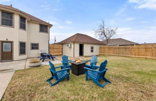 Luxurious Home with Huge Pool - Photo 10