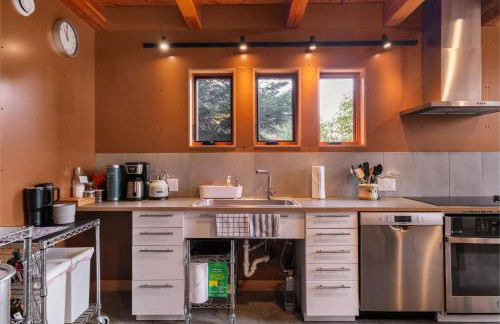 Water Views, Walk to Beach! New Hot Tub! - Foto 18