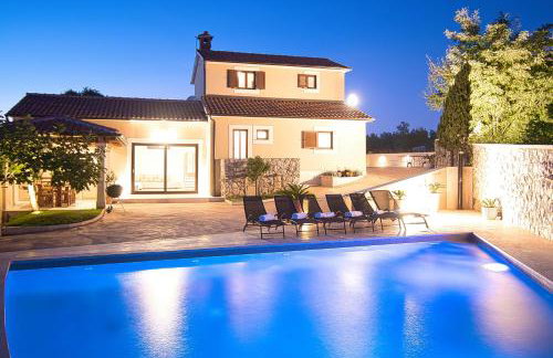 Gorgeous Pool Villa with a fenced garden - Photo 25