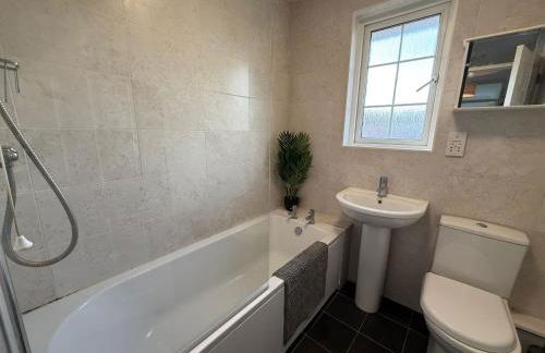 Newbury House Long Stays Free Parking and Wifi - Foto 8