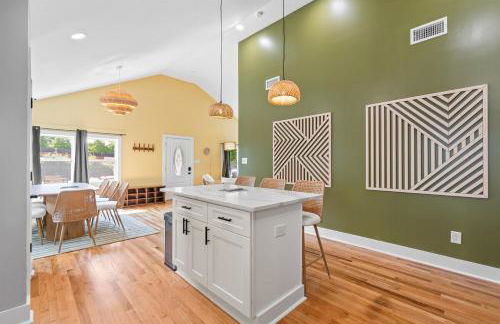 Boho 5BR Modern Villa w Hot Tub, Grill, Patio and Backyard - Foto 12