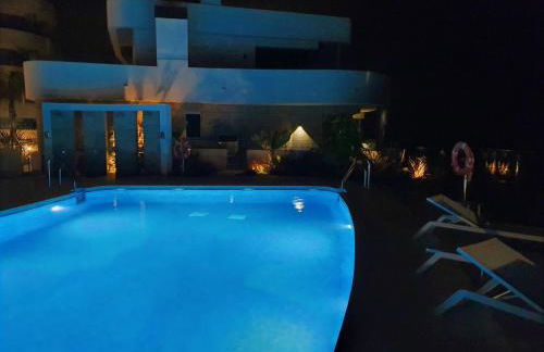 Luxury beachfront apartment with pool, sauna, fitness and gym in province Malaga, Andalusia - Photo 8