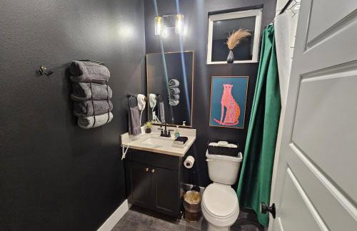 Black House - Downtown Elegance with HotTub and King Beds - Foto 55