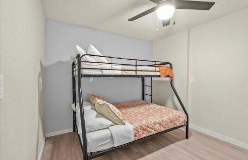 Riverside Retreat - Renovated Home on 15 Acres! - Foto 19