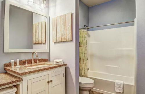 Coastal Chill Spot - Cozy 2BR Villa By The Beach - Foto 17