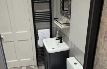 The Blue Cottage with luxurious Super King bed - Photo 31