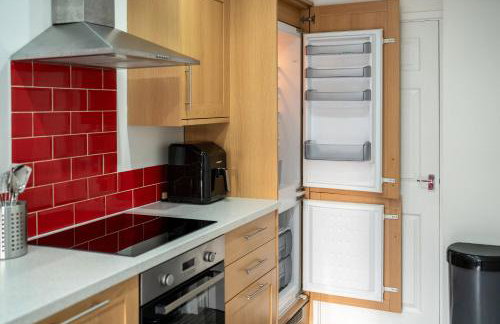 Cosy 3-Bed House With Parking, 5 Mins to QE & Uni - Photo 55