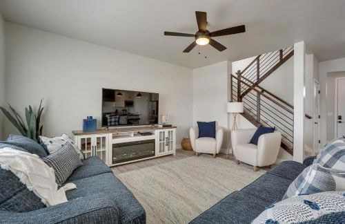 Family-Friendly Townhome about 2 Mi to Windsor Lake! - Foto 4