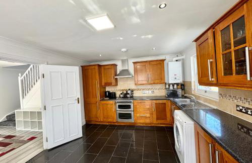 Spacious 3-Bed Home with Garden, Private Parking, Smart Tv's, Fast Wi-Fi - Photo 18