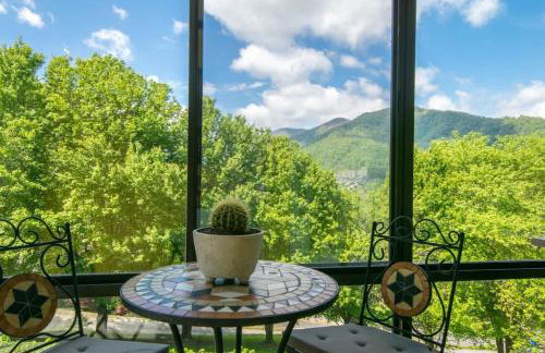Mountain View 3BR with Sunroom, Close to Ski and Trails - Foto 38