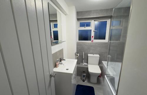 Stylish 2BR, Fast Wifi with balcony - Photo 3