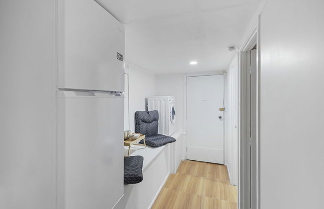 Newly Renovated Studio w Parking-Netflix - Photo 4