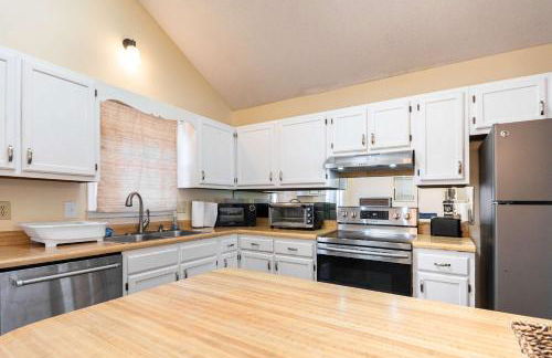 Stylish Home with BBQ Patio Prime Greensboro Spot - Foto 11