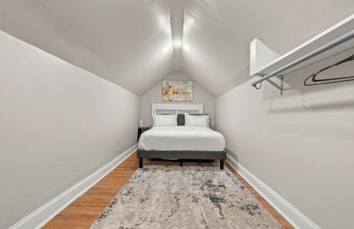 2-Story Stay with Game Lounge & Free Parking Spots - 5 mins to NYC Train - Foto 10