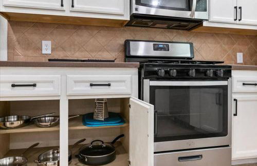 Bring the Crew! 4BR Luxe Pad, Backyard Magic & City at Your Door - Foto 15