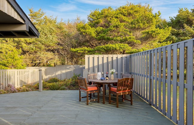 Half Block to Beach w Oceanview Patio Balcony The Shore Pine by Avantstay - Foto 30