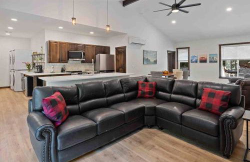 Luxe Mt. Rainier Lodge w/ Hot Tub-AC-Game Room - Foto 12